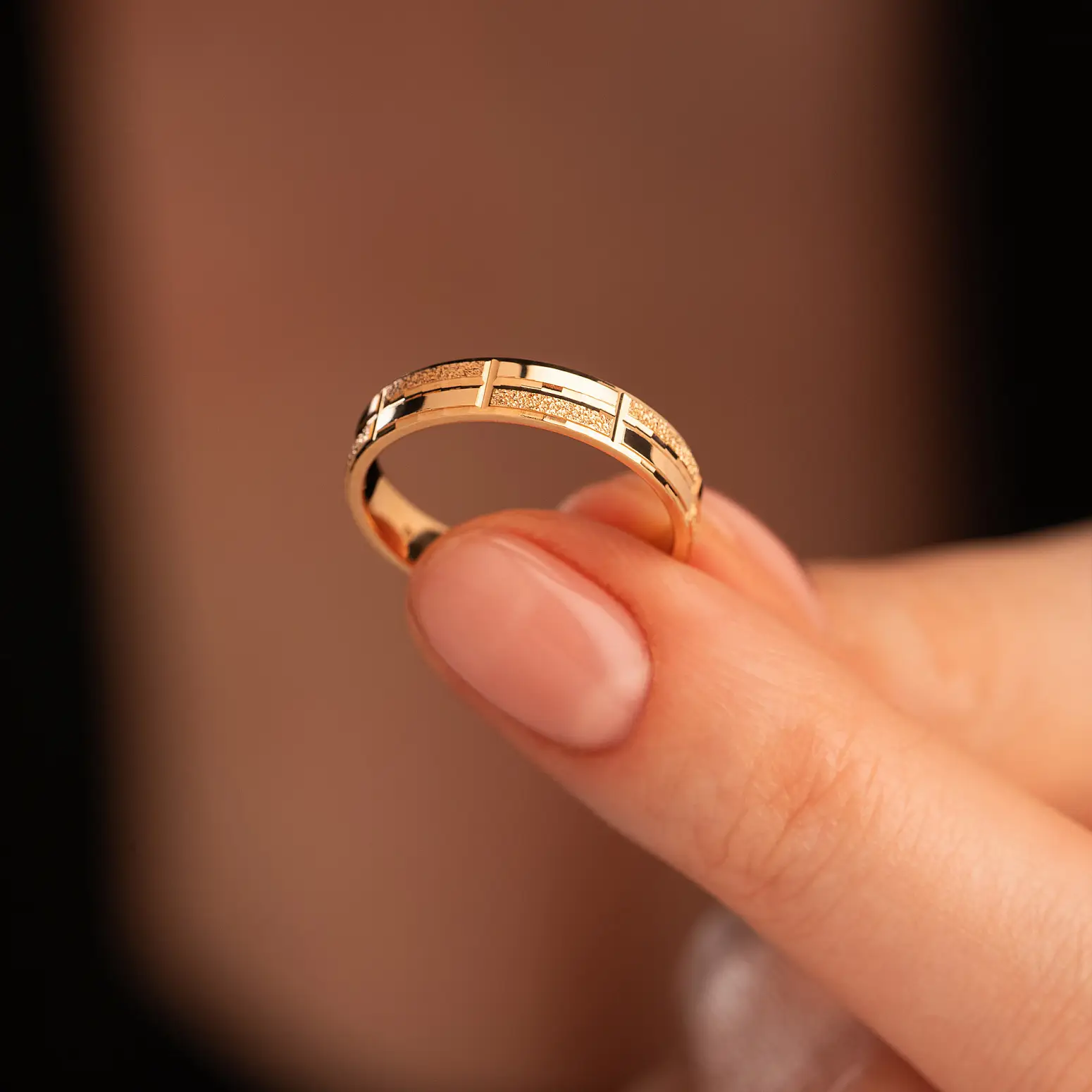 обручальное кольцо из красного золота с гранями и матированием 200-000-732 фото дворец обручальных колец фото 4