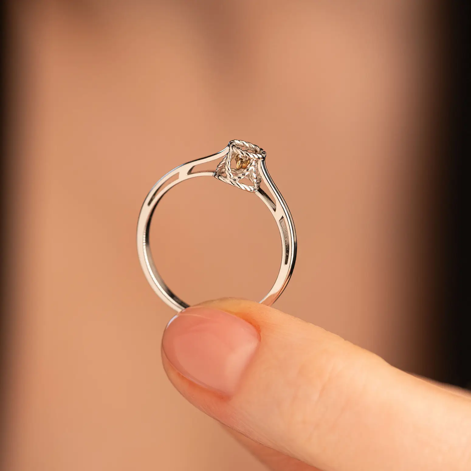 помолвочное кольцо из желтого и белого золота с бриллиантом 9211087б фото дворец обручальных колец фото 5