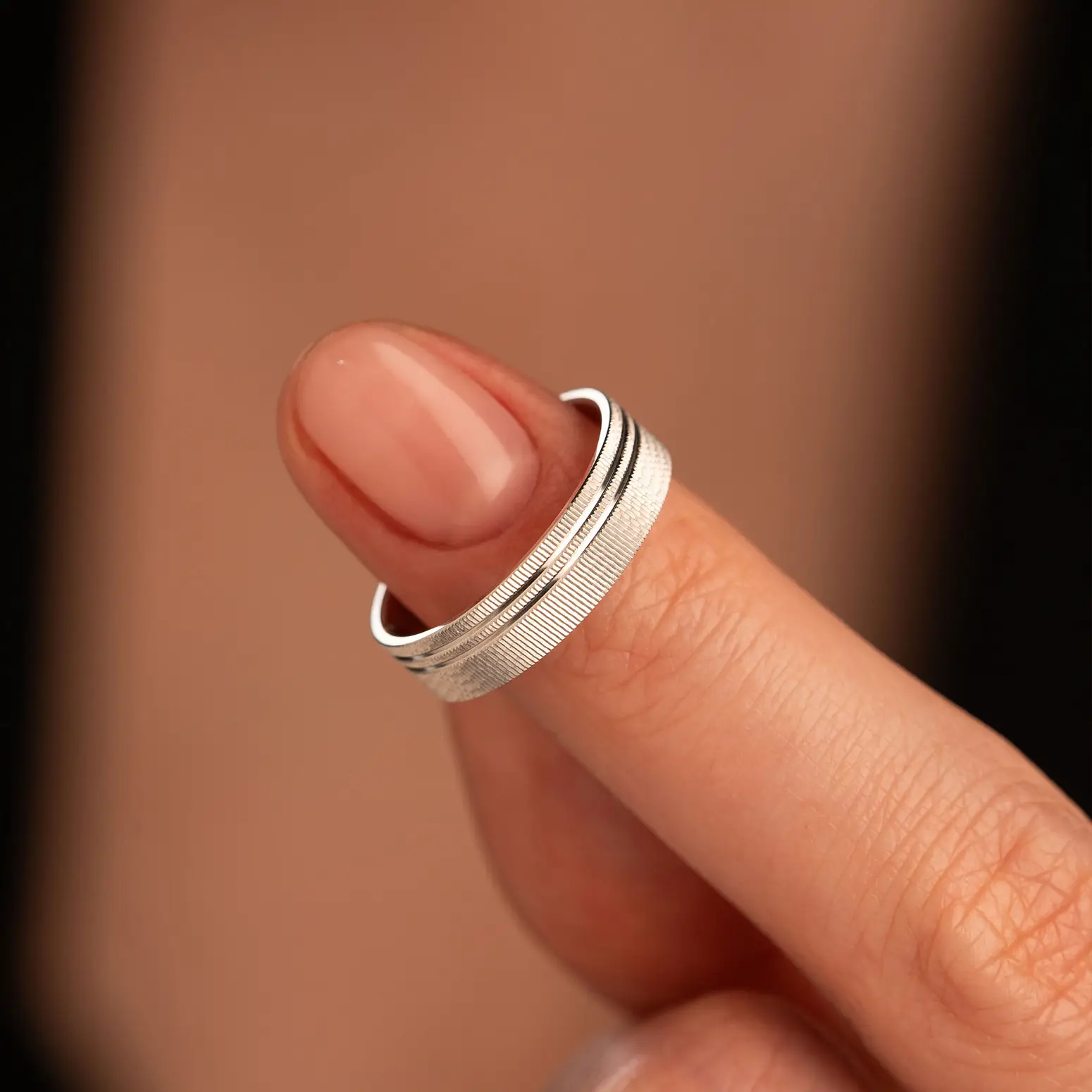 обручальное кольцо с алмазной гранью из белого золота 510-000-1017 фото дворец обручальных колец фото 5